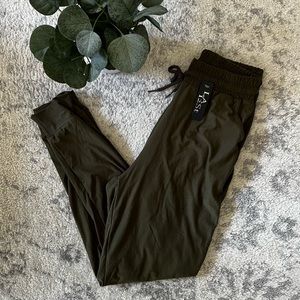 ✺NWT✺ LA12ST Buttery Soft Jogger S